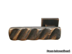 LATUS MG2222 - Bronze door handle on rose _ Fama International