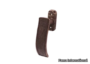 STRIEE J1 DK - DK brass window handle on rose _ Fama International