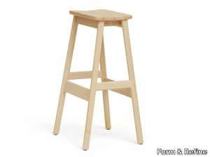 ANGLE STANDARD 75 - High beech stool with footrest _ Form & Refine