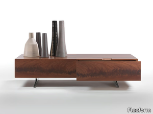 PIUMA - Low mahogany coffee table with storage space _ Flexform