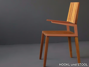 L - Solid wood chair with armrests _ HOOKL und STOOL