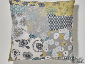 STAMPA PATCHWORK FLOREALE - Square linen cushion with floral pattern _ LA FABBRICA DEL LINO