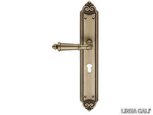 AIDA - Brass door handle on back plate _ LINEA CALI'