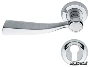 ELIKA - Classic style metal door handle on rose with lock _ LINEA CALI'