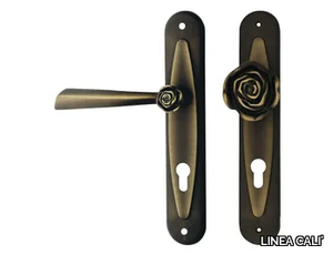 ROSE - Classic style brass door handle on back plate with lock _ LINEA CALI'