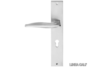 AQUA - Contemporary style brass door handle on back plate _ LINEA CALI'