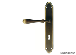 TOSCA - Classic style brass door handle on back plate with lock _ LINEA CALI'