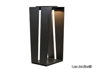 TINK125 - Solar powered aluminium Outdoor table lamp _ Les Jardins®