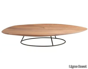 PEBBLE - Low walnut coffee table _ Ligne Roset