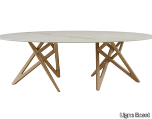 ENNÉA - Oval dining table in porcelain stoneware marble effect _ Ligne Roset