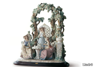 TEA IN THE GARDEN WOMEN - Porcelain decorative object _ Lladró