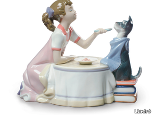 TEA TIME GIRL - Porcelain decorative object _ Lladró