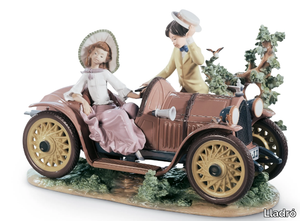 YOUNG COUPLE WITH CAR - Porcelain decorative object _ Lladró