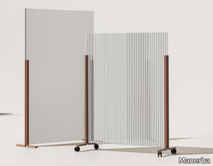 HINOKI - Free standing polycarbonate office screen with casters _ Manerba