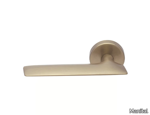 HYGGE DUE - Zinc door handle with lock on rose _ Manital