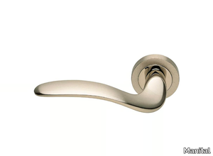 SALINA - Brass door handle on rose with lock _ Manital