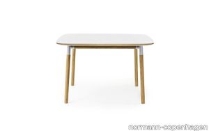 Form Table 120 x 120 cm Black/Oak