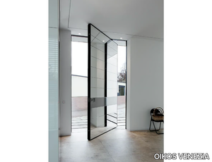 SYNUA - Pivot glass entry door _ OIKOS VENEZIA