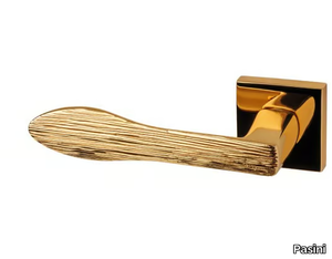 ARROW JEWELLERY - Brass door handle on rose _ Pasini