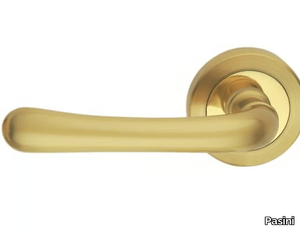 GAMMA EASY - Brass door handle on rose _ Pasini