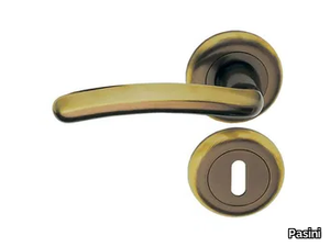 GIZA CLASSIQUE - Brass door handle on rose with lock _ Pasini