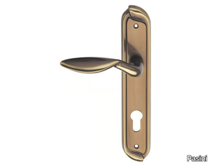 HORUS CLASSIQUE - Brass door handle on back plate with lock _ Pasini