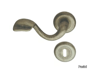 KEOPE CLASSIQUE - Brass door handle on rose with lock _ Pasini