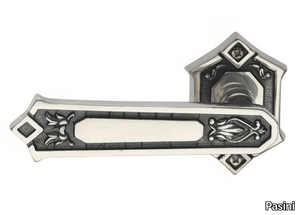 KING CLASSIQUE - Brass door handle on rose _ Pasini