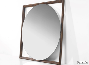 ODINO - Freestanding round mirror with wooden frame _ Porada