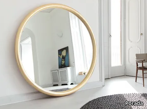 GIOVE - Freestanding round mirror with gold leaf frame _ Porada