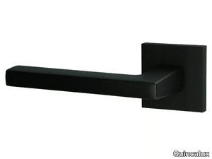 Q-LINE - Aluminium door handle on rose _ Quincalux