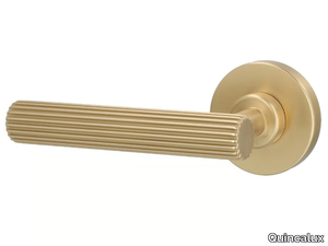 ROYAL - Brass door handle on rose _ Quincalux