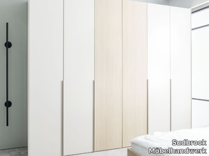 MIRIA 105 - Wardrobe with folding doors _ Sudbrock Möbelhandwerk