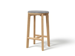 JURO 65 - Solid wood stool with integrated cushion _ JAVORINA