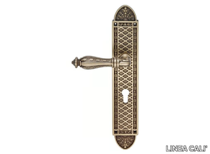 ZAARA - Indian style brass door handle on back plate _ LINEA CALI'