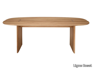 INTERVALLE - Oval solid wood dining table _ Ligne Roset