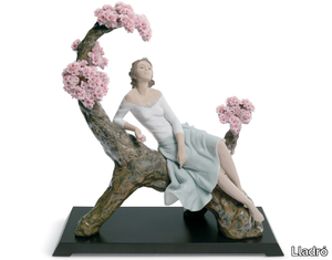 SWEET SCENT OF BLOSSOMS WOMAN - Porcelain decorative object _ Lladró