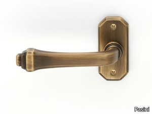 CREOLA CLASSIQUE - Brass door handle on rose _ Pasini