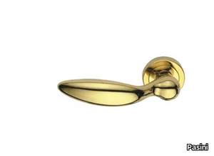 CIGNO EASY - Brass door handle on rose _ Pasini