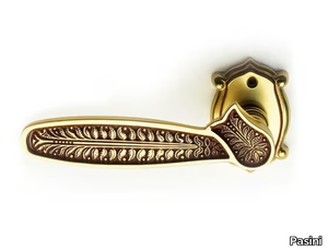 PASHA CLASSIQUE - Brass door handle on rose _ Pasini