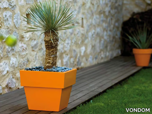 STUDIO PLANTERS - Polyethylene garden vase _ VONDOM