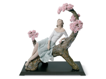 SWEET-SCENT-OF-BLOSSOMS-WOMAN-Lladró-536314-relc8fe8eb1.jpg