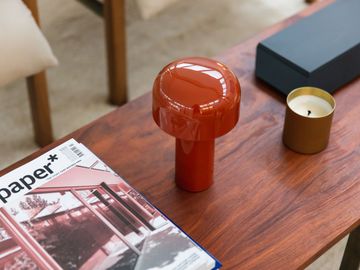 bellhop-battery-brick-red-table-barber-osgerby-flos-01.jpg