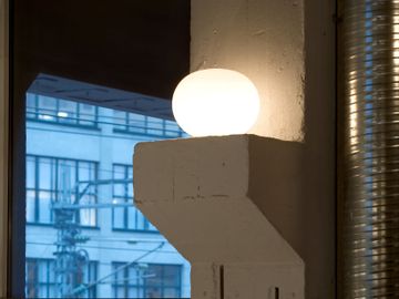 glo-ball-basic-1-white-table-morrison-flos-01.jpg