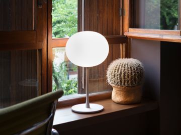 glo-ball-t1-silver-table-morrison-flos-01.jpg