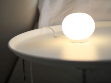 mini-glo-ball-t-white-table-morrison-flos-04.jpg