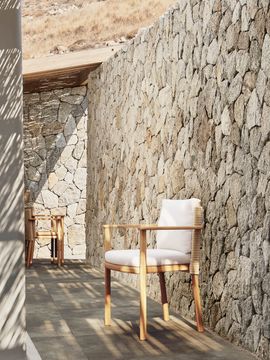 KCTL_M20_070_Giro-detail-dining-plegat-amb-la-pared-de-pedra_FINAL.jpg