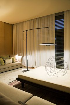 ginger-xxl-60-in-a-living-room-cable-acero-scaled.jpg