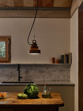 marset-lr-plaff-on-s-ip65-rust-brown-ambience-900x1200.jpg