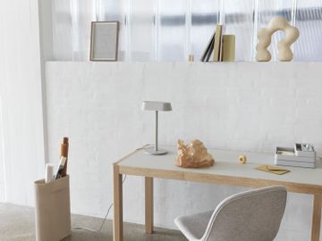 14746-en-workshop-table-130-65-warm-grey-oak-fiber-side-clay-12-ridge-h48-5-linear-table-lamp-arrange-grey-muuto-org.tif